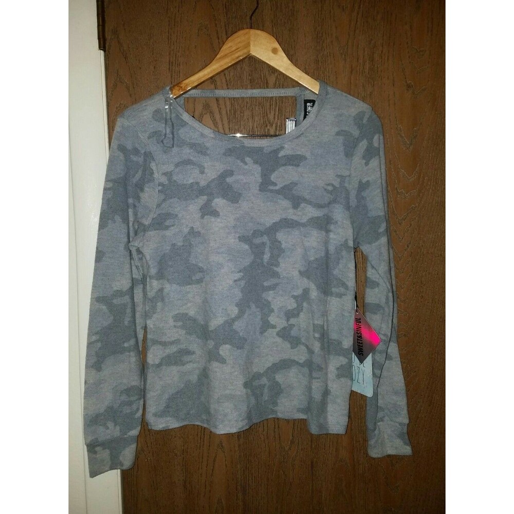 Sweet and Sinful Juniors Camo Print Open Back Pullover Sweater Size Medium